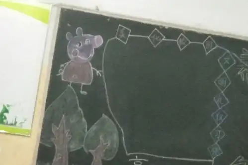 教室黑板上出现小猪佩奇,高中学生也是社会人