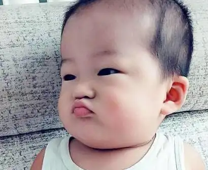 3岁女儿总爱撅嘴,妈妈不以为然夸可爱,奶奶却抱娃直奔医院