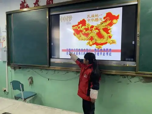 宪法晨读法治主题板报模拟法庭跟着孩子们一起弘扬宪法精神,坚定法治信仰吧