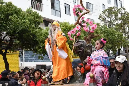 和开屏一起过大年高台高跷舞狮舞龙玉溪通海民俗巡演年味浓