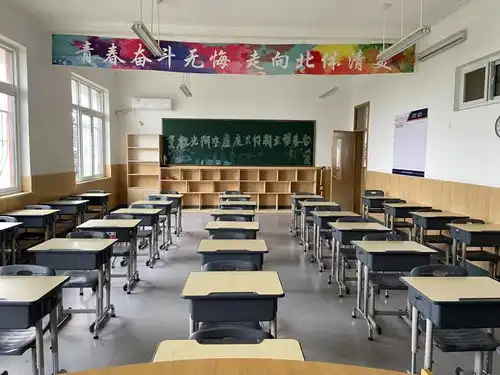 西斯达城市森林学校老师画数幅励志黑板报静待同学们回笼