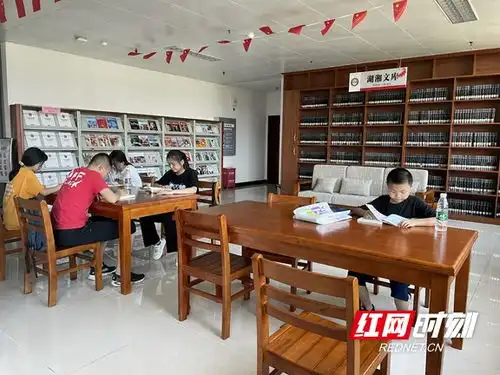 开启书式生活靖州暑期图书馆里人气旺