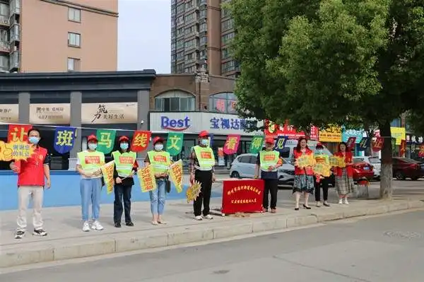 邓州市湍河街道尚正社区学党史重践行开展交通劝导志愿服务