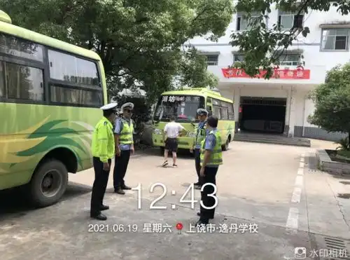 2021初中学考,铅山交警全力护航