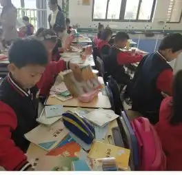 我校一年级举行整理书包比赛