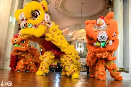巴黎友人着迷舞狮技艺,拜师学有所成,在巴黎舞狮庆贺中国新年