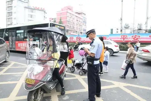 龙山公安开展城区交通整治集中用警统一行动