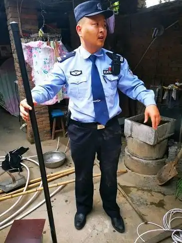 1.5米长的毒蛇闯入居民家,郑州民警消防合力上演半小时捕蛇记