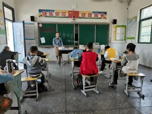 泗县中小学校幼儿园积极开展母亲节主题教育活动