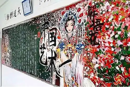 小学生创新黑板报,美术老师看了称赞不已,班主任却不赞同