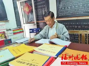 耄耋老人9年坚守风雨无阻制作近2000面黑板报