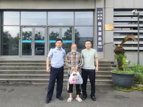 背负命案潜逃16年,男子装聋作哑藏匿精神病院,一个眼神让民警起疑...