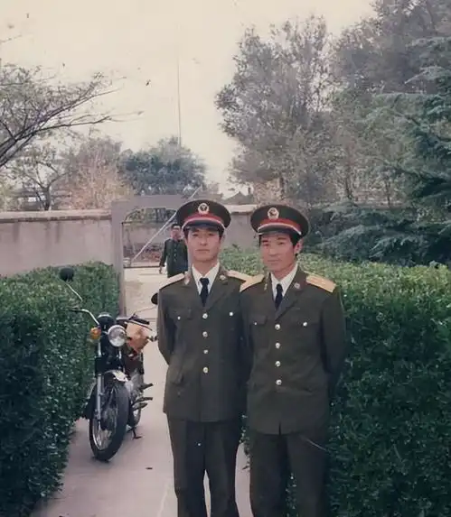 部队老退伍黑板报