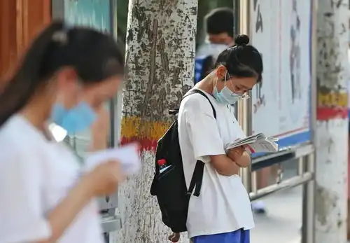 狂收智商税高考志愿咨询叫价10万背后规划专家竟连大学都没读过教育部紧急发文预警