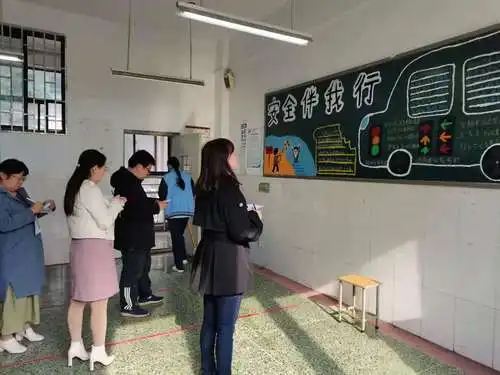 交通安全记心间文明出行常相伴郑州市第107初级中学开展安全主题黑板报评比活动