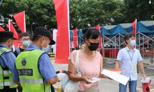 东莞一51岁妈妈为激励儿子学习,与儿子一起备战高考,已是第三次