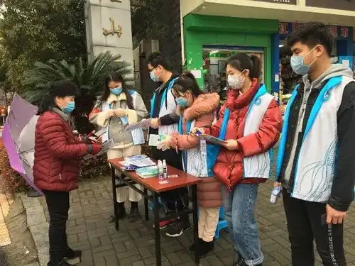 学雷锋志愿服务防疫路上的青春力量