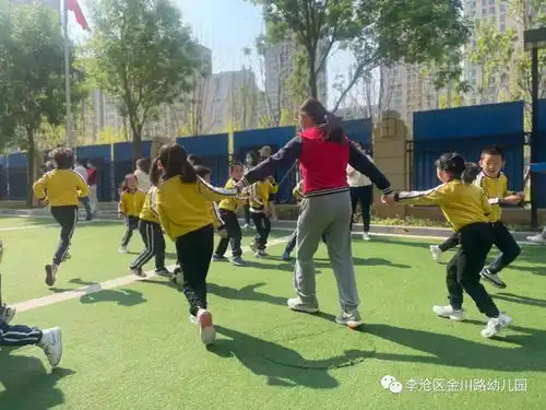 快乐早操玩起来和青岛李沧区金川路幼儿园小朋友一起做操吧