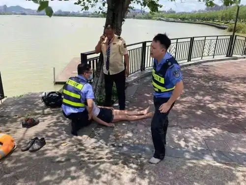 初一黑板报主题秘密警察