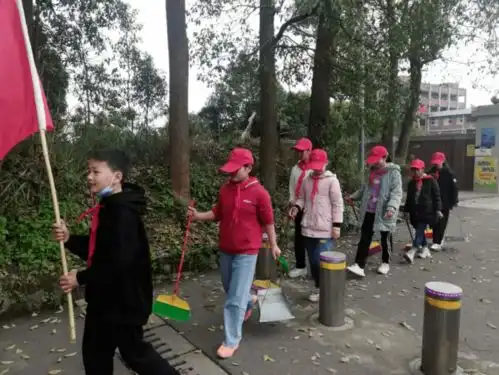 少先队员学雷锋弘扬雷锋精神,争做新时代好少年