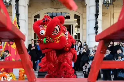 巴黎友人着迷舞狮技艺,拜师学有所成,在巴黎舞狮庆贺中国新年