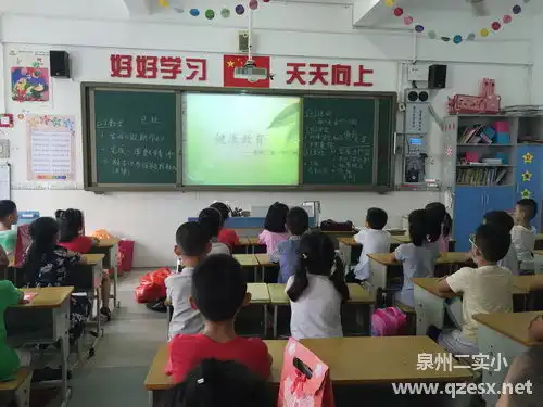 我校组织开展师生健康中国健康主题队会