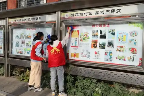 郑外举行学雷锋志愿服务月动员大会暨志愿者服务队授旗仪式
