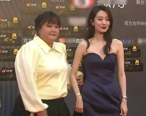 贾玲张小斐再次同框走红毯,仔细看两人互动,关系亲疏一目了然