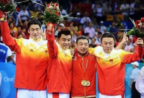 国乒功勋王皓娇妻出游,如今34岁身材太完美,儿子一黑一白太可爱