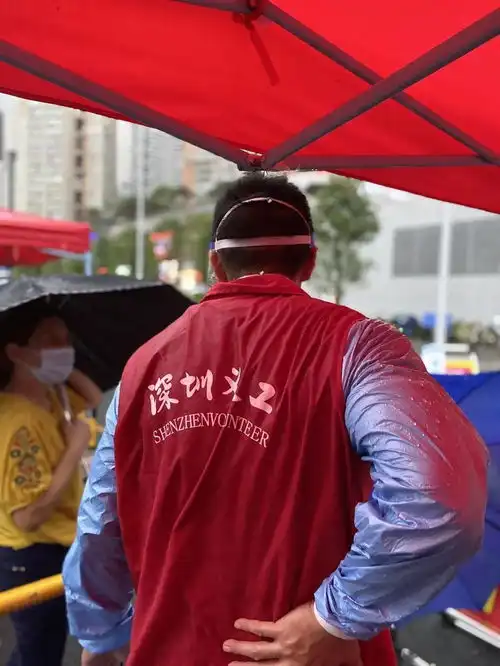 这张雨中服务照片,出现在团中央盐田志愿者值得被看见