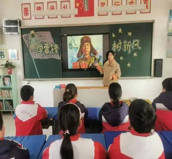 学雷锋志愿服务黑板报青
