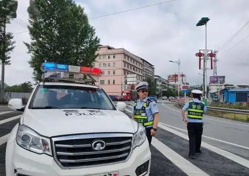32人打开门的一瞬间,交警都惊呆了