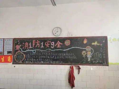 安阳市东门小学东大街校区十一月份珍爱生命,关注消防主题黑板报