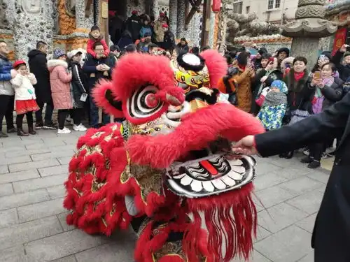 开馆舞狮迎新春瓷房子新年喜提金狮