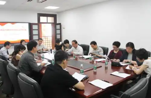 初中学校要求学生发型统一,女生痛哭不愿接受,教育局做出回应