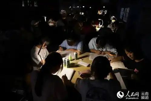 高考倒计时震后高三学生在安置点挑灯夜战