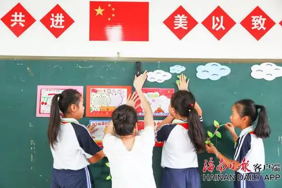 组图海口学生开展国庆主题黑板报活动