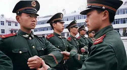 从部队回家探亲,初恋的一番话让我痛心,后来我娶了连长的小姨子