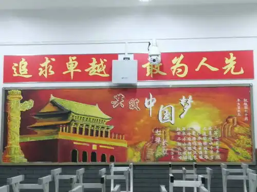 走进高中教室,书桌后的黑板报真是太抢眼,00后化身艺术大师