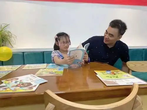 学校工会组织举办大手牵小手一起跟党走亲子阅读活动