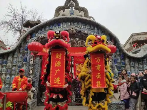 开馆舞狮迎新春瓷房子新年喜提金狮