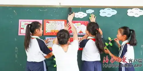 组图海口学生开展国庆主题黑板报活动