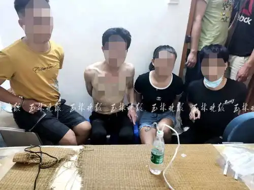 男子鬼鬼祟祟进入小区一房间,民警进门后发现3男1女正在床上