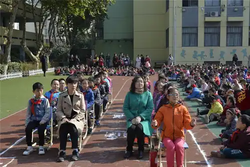 这样的逃生演练,你见过吗紫竹苑小学开展校车消防安全逃生演练活动