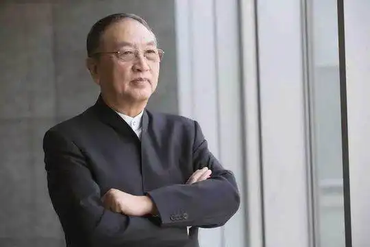 父亲被称为创业教父,她自己坐拥百亿,出门却坐经济舱住廉价酒店